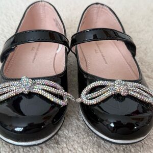 cupcakes & cashmere Black Patent Kids Dress Shoes with Glitter Bow